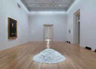 Controversy Surrounding Felix Gonzalez-Torres Foundation’s Involvement in Smithsonian Exhibition controversy-surrounding-felix-gonzalez-torres-foundations-nvolvement-in-smithsonian-exhibition