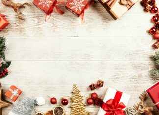 Christmas Door Decorating Ideas: Welcome Festive Cheer Christmas Door Decorating Ideas: Welcome Festive Cheer