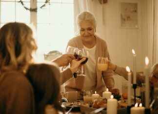 Front Porch Christmas Decorations: Dazzle Your Neighbors Front Porch Christmas Decorations: Dazzle Your Neighbors