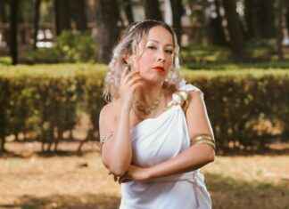 Gold Christmas Tree Decorations: Shine Bright This Season Gold Christmas Tree Decorations: Shine Bright This Season